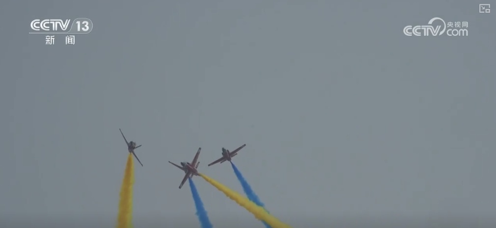 八机盘旋、八机钻石斤斗……劲舞苍穹!120秒飞行员空中视角看“红鹰” 八机盘旋、八机钻石斤斗……劲舞苍穹!120秒飞行员空中视角看“红鹰”