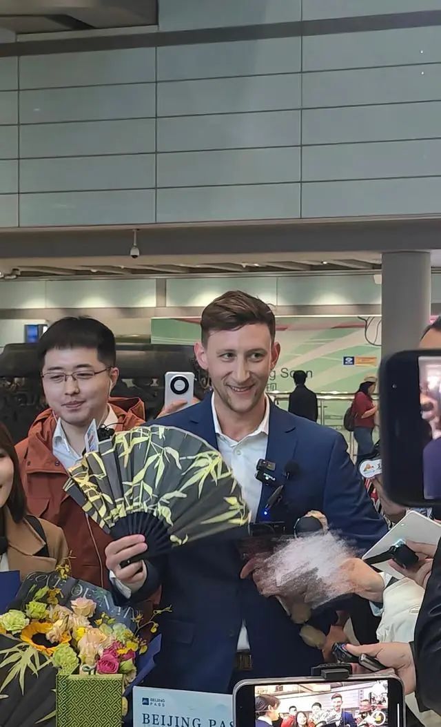 曾因捐相册遭恐吓威胁，美国典当行老板抵达北京！接机“排场”曝光......