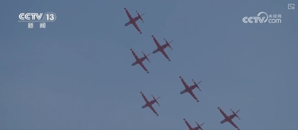 八机盘旋、八机钻石斤斗……劲舞苍穹!120秒飞行员空中视角看“红鹰” 八机盘旋、八机钻石斤斗……劲舞苍穹!120秒飞行员空中视角看“红鹰”