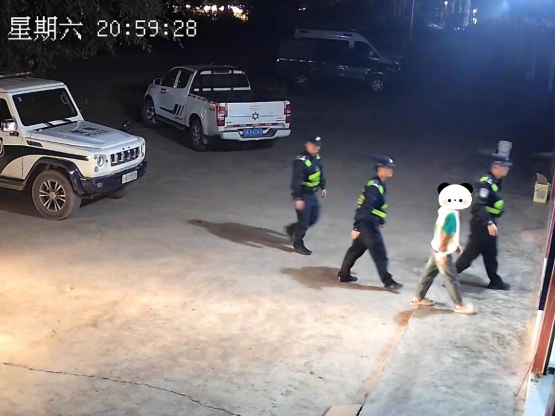民警上班带小孩打游戏？咋回事？