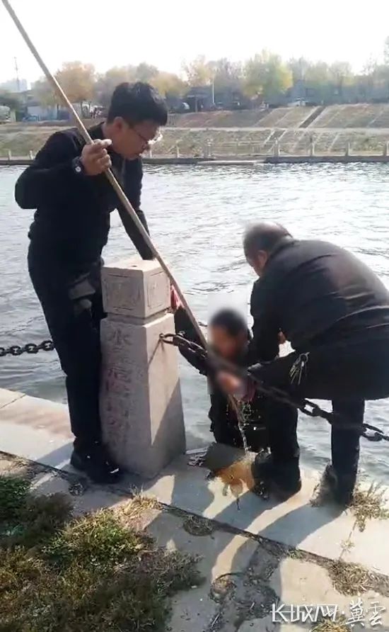 百米冲刺!他用一根竹竿救了一条命…… 百米冲刺!他用一根竹竿救了一条命……