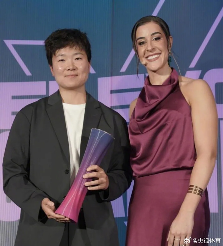 何冰娇在西班牙领奖!这段致谢太动人... 何冰娇在西班牙领奖!这段致谢太动人...