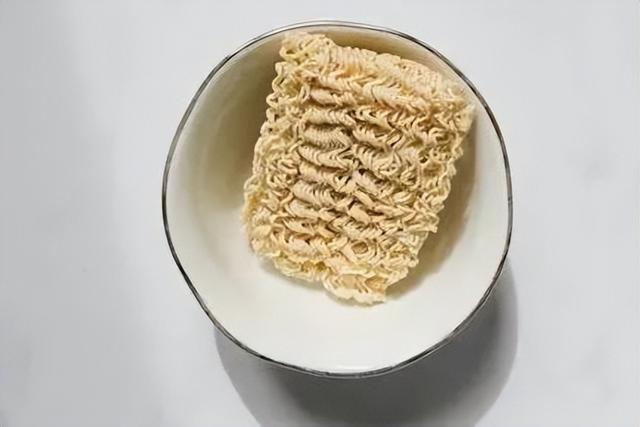 一碗泡面下肚,差点危及性命!千万别再这样吃了→ 一碗泡面下肚,差点危及性命!千万别再这样吃了→