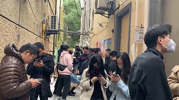 上海这里又人山人海!知名歌手咖啡店开业,粉丝一早就来排队了 上海这里又人山人海!知名歌手咖啡店开业,粉丝一早就来排队了