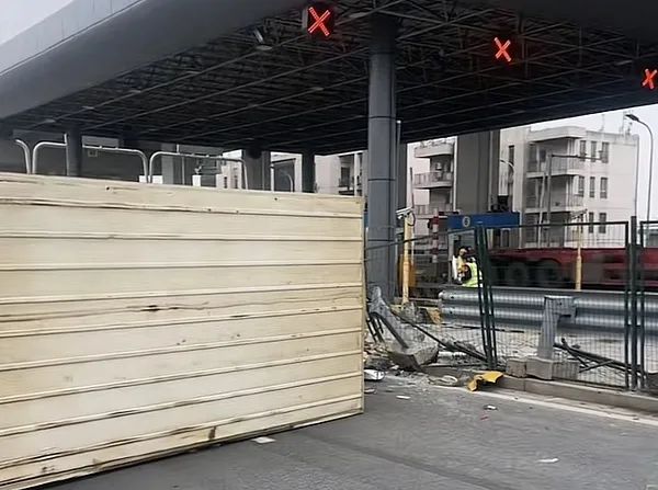 事发上海一高速收费站!快递货车侧翻堵死2根车道!3天2起类似事故 事发上海一高速收费站!快递货车侧翻堵死2根车道!3天2起类似事故