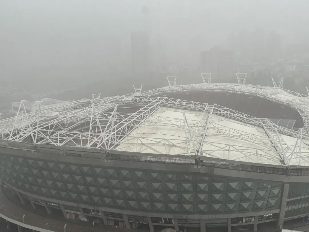 虹口足球场顶棚损坏,看演唱会只能淋雨?回应来了→ 虹口足球场顶棚损坏,看演唱会只能淋雨?回应来了→