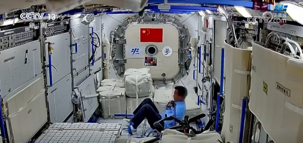 “太空出差”超半月 神舟十九号乘组高效开展在轨工作