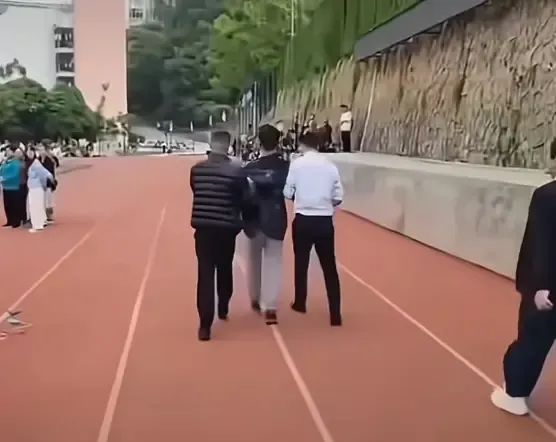 “有钱请表演没钱修宿舍”，学生质问学校被带离，当地通报