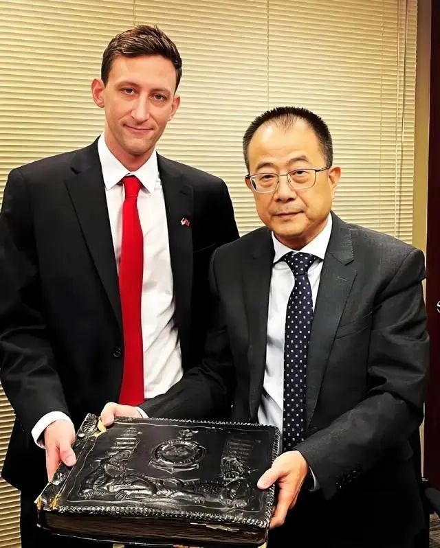 曾因捐相册遭恐吓威胁，美国典当行老板抵达北京！接机“排场”曝光......