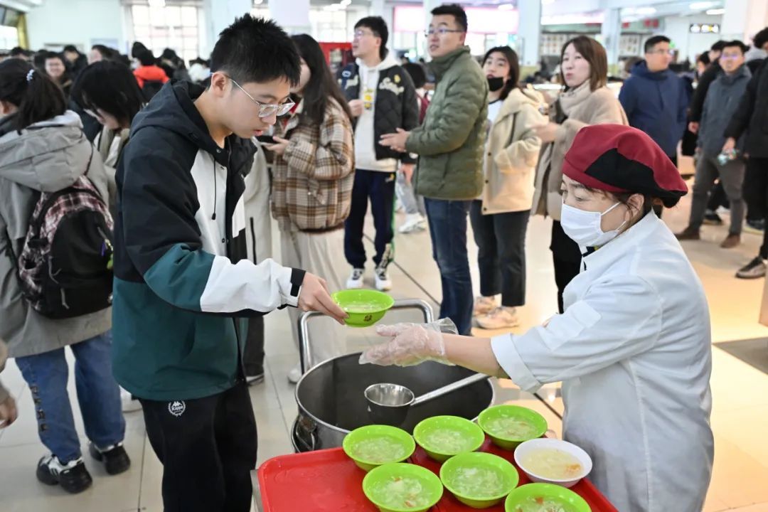 报“暗号”就能领免费早餐?被高校这些操作狠狠感动了…… 报“暗号”就能领免费早餐?被高校这些操作狠狠感动了……