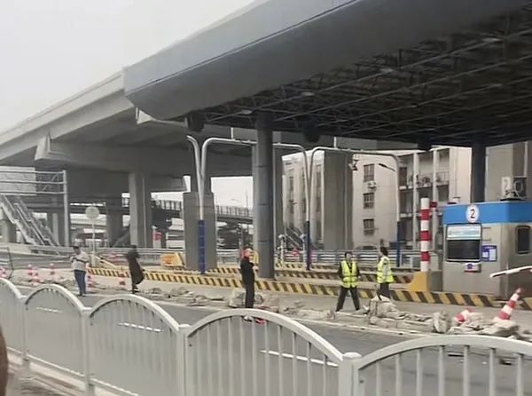 事发上海一高速收费站!快递货车侧翻堵死2根车道!3天2起类似事故 事发上海一高速收费站!快递货车侧翻堵死2根车道!3天2起类似事故