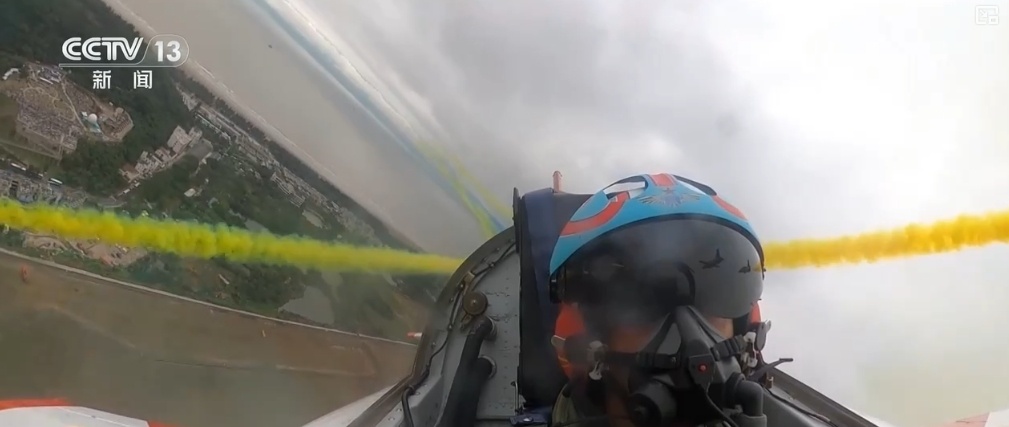 八机盘旋、八机钻石斤斗……劲舞苍穹!120秒飞行员空中视角看“红鹰” 八机盘旋、八机钻石斤斗……劲舞苍穹!120秒飞行员空中视角看“红鹰”