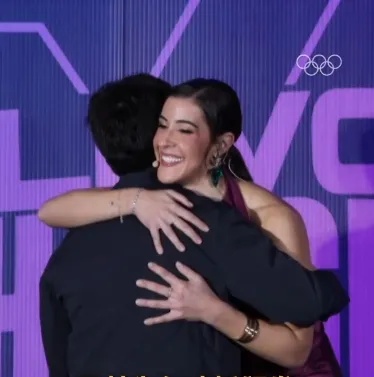 何冰娇在西班牙领奖!这段致谢太动人... 何冰娇在西班牙领奖!这段致谢太动人...