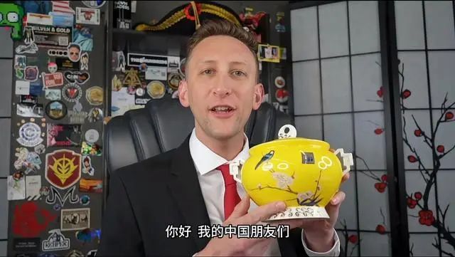 曾因捐相册遭恐吓威胁，美国典当行老板抵达北京！接机“排场”曝光......