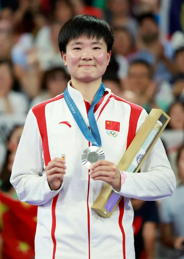 何冰娇在西班牙领奖!这段致谢太动人... 何冰娇在西班牙领奖!这段致谢太动人...