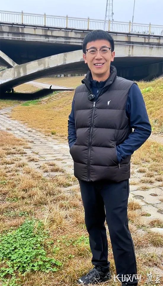 百米冲刺!他用一根竹竿救了一条命…… 百米冲刺!他用一根竹竿救了一条命……