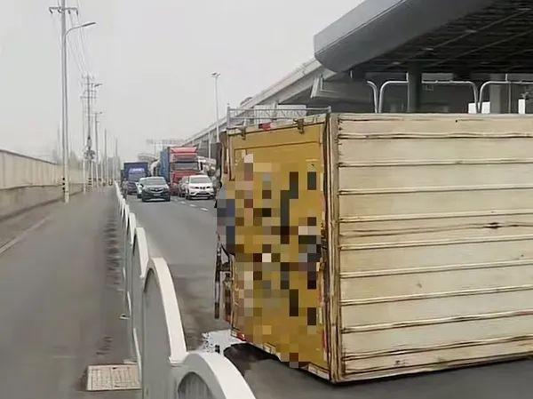 事发上海一高速收费站!快递货车侧翻堵死2根车道!3天2起类似事故 事发上海一高速收费站!快递货车侧翻堵死2根车道!3天2起类似事故