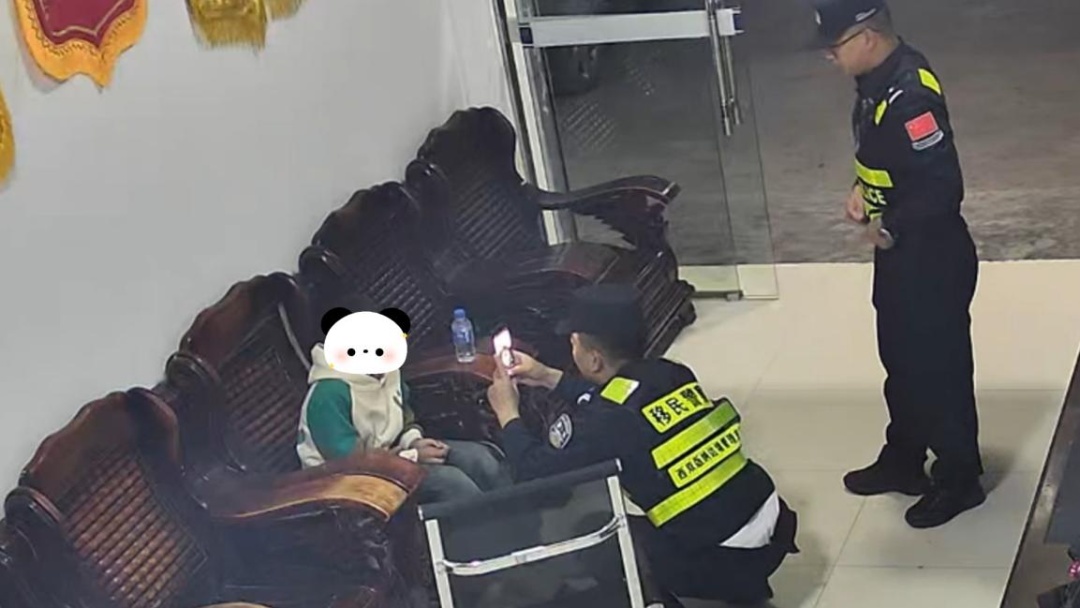 民警上班带小孩打游戏？咋回事？