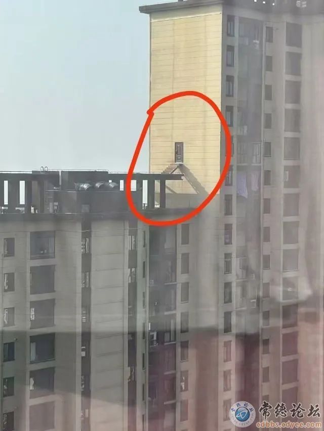 28楼业主砸穿外墙安装楼梯,称方便火灾时逃生?官方回应 28楼业主砸穿外墙安装楼梯,称方便火灾时逃生?官方回应