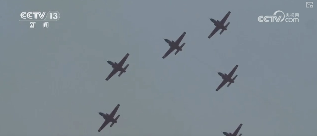 八机盘旋、八机钻石斤斗……劲舞苍穹!120秒飞行员空中视角看“红鹰” 八机盘旋、八机钻石斤斗……劲舞苍穹!120秒飞行员空中视角看“红鹰”