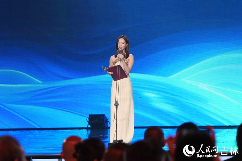 “很幸运”，迄今为止最年轻，00后金鸡影后回应了！网友：李庚希是谁