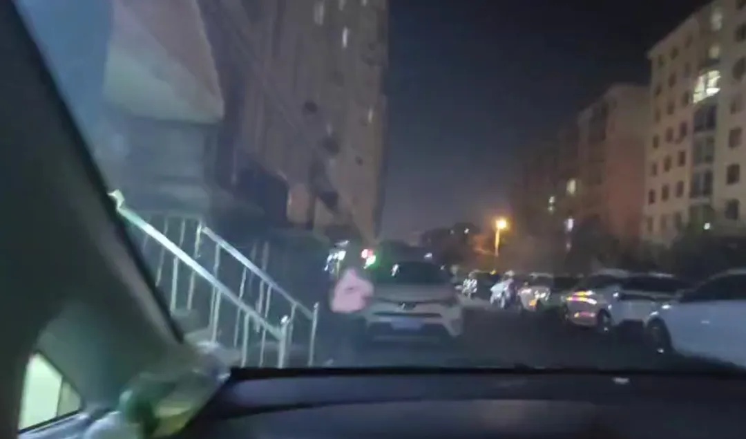 女主播在小区里被抓了，封了