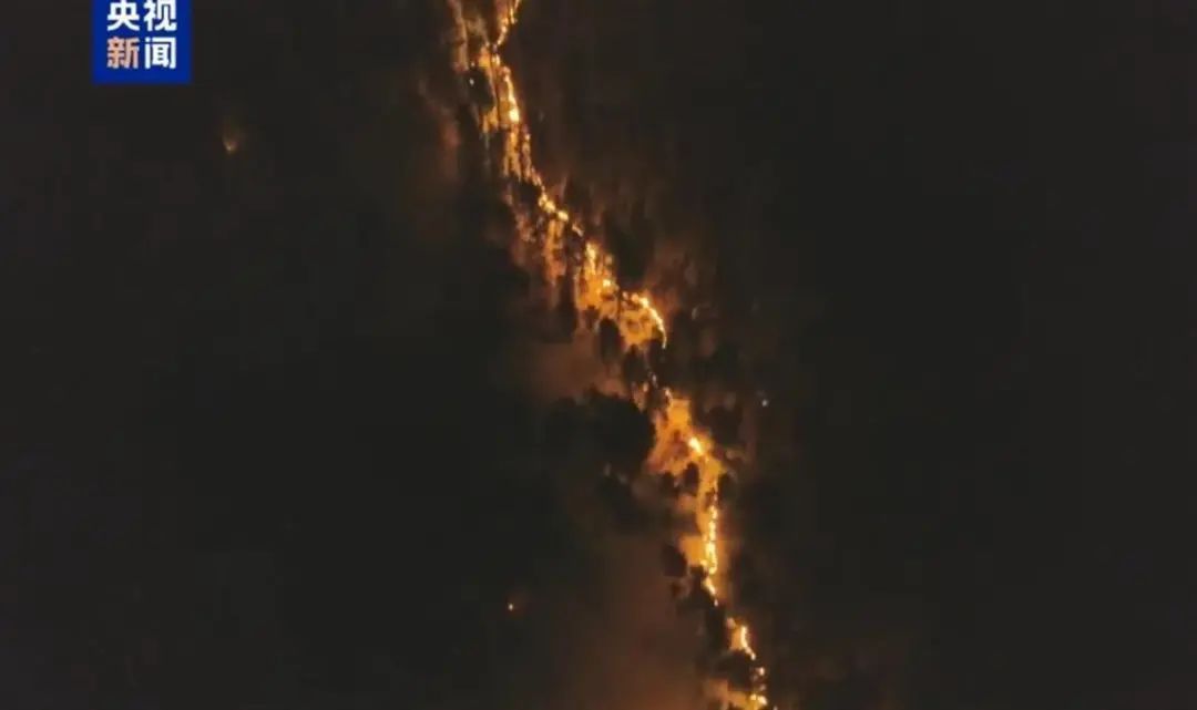 雅江突发森林火灾,村干部:明火已扑灭,无人员伤亡 雅江突发森林火灾,村干部:明火已扑灭,无人员伤亡