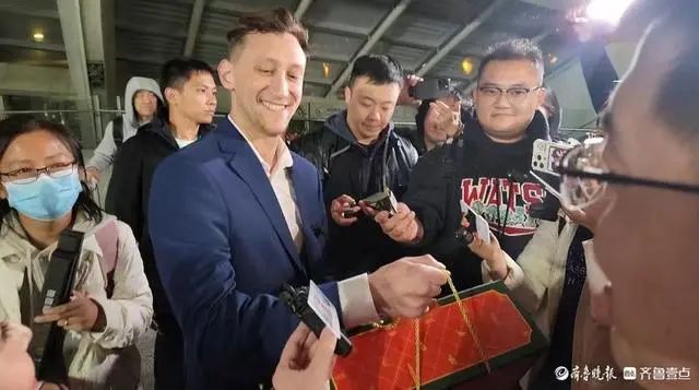 捐赠二战相册的美国小伙来了 第一站去天安门看升旗 捐赠二战相册的美国小伙来了 第一站去天安门看升旗