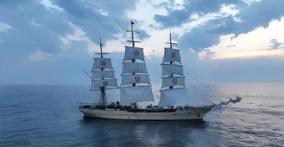 海军首艘，今日停靠香港！