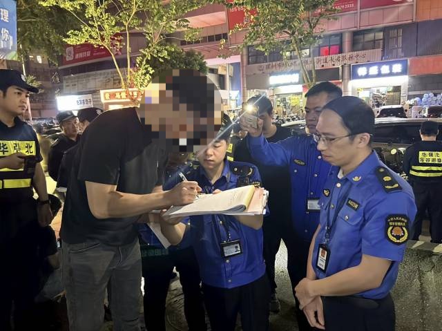 “锅铲声敲得我睡不着”！深夜，深圳多名流动摊贩被劝离