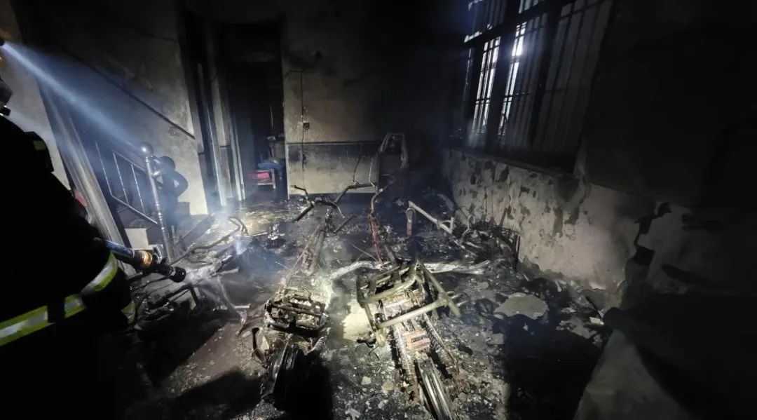 电动车室内充电起火！夫妻俩无法逃生……