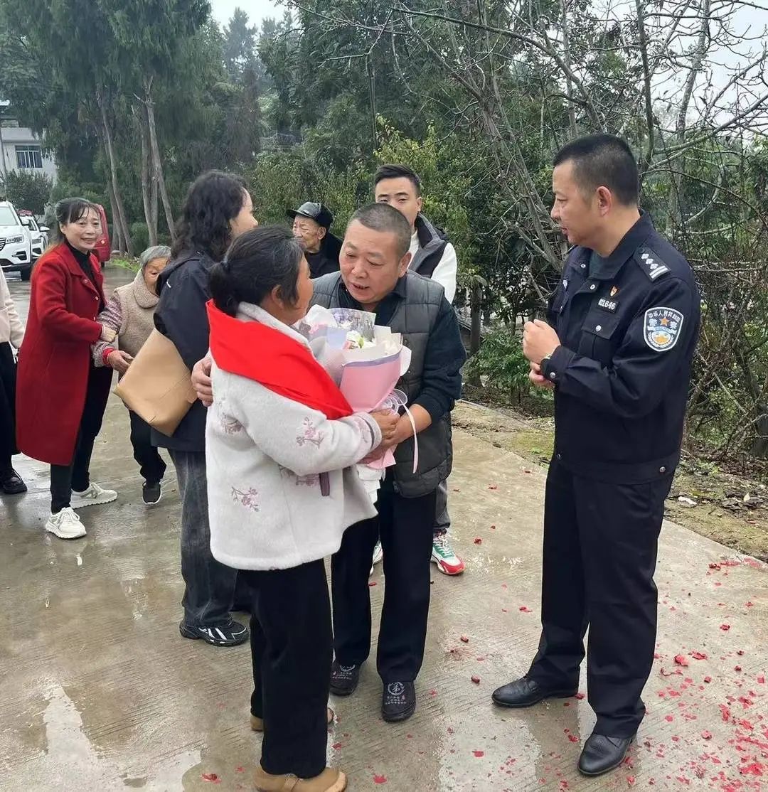 8岁女孩和母亲被亲舅舅拐卖，寻亲44年后终回家