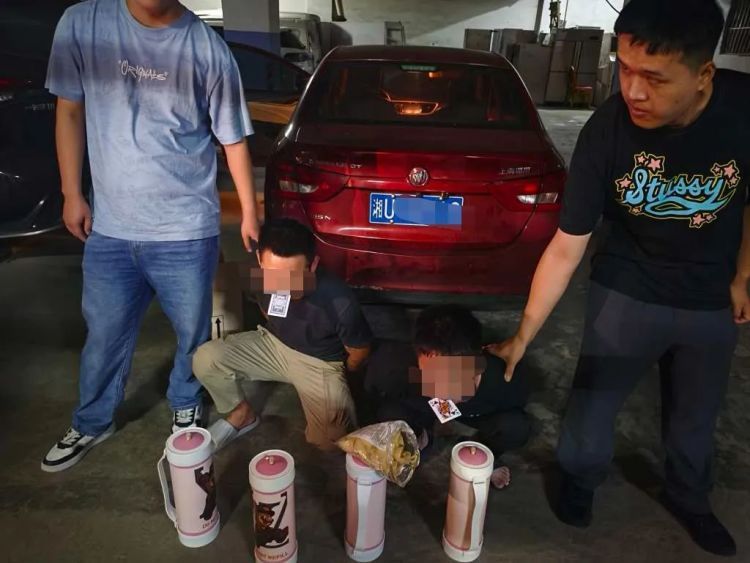 杭州西湖公安成功破获非法经营“笑气”案,查获“笑气”300余箱 杭州西湖公安成功破获非法经营“笑气”案,查获“笑气”300余箱