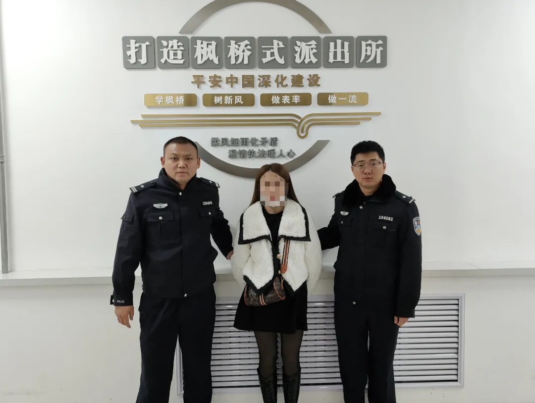 女主播在小区里被抓了，封了