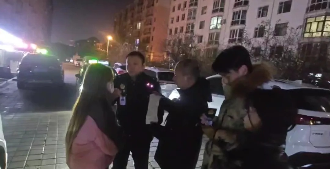 女主播在小区里被抓了，封了