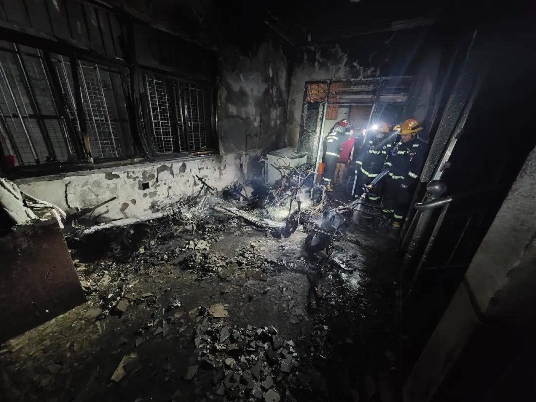 电动车室内充电起火！夫妻俩无法逃生……