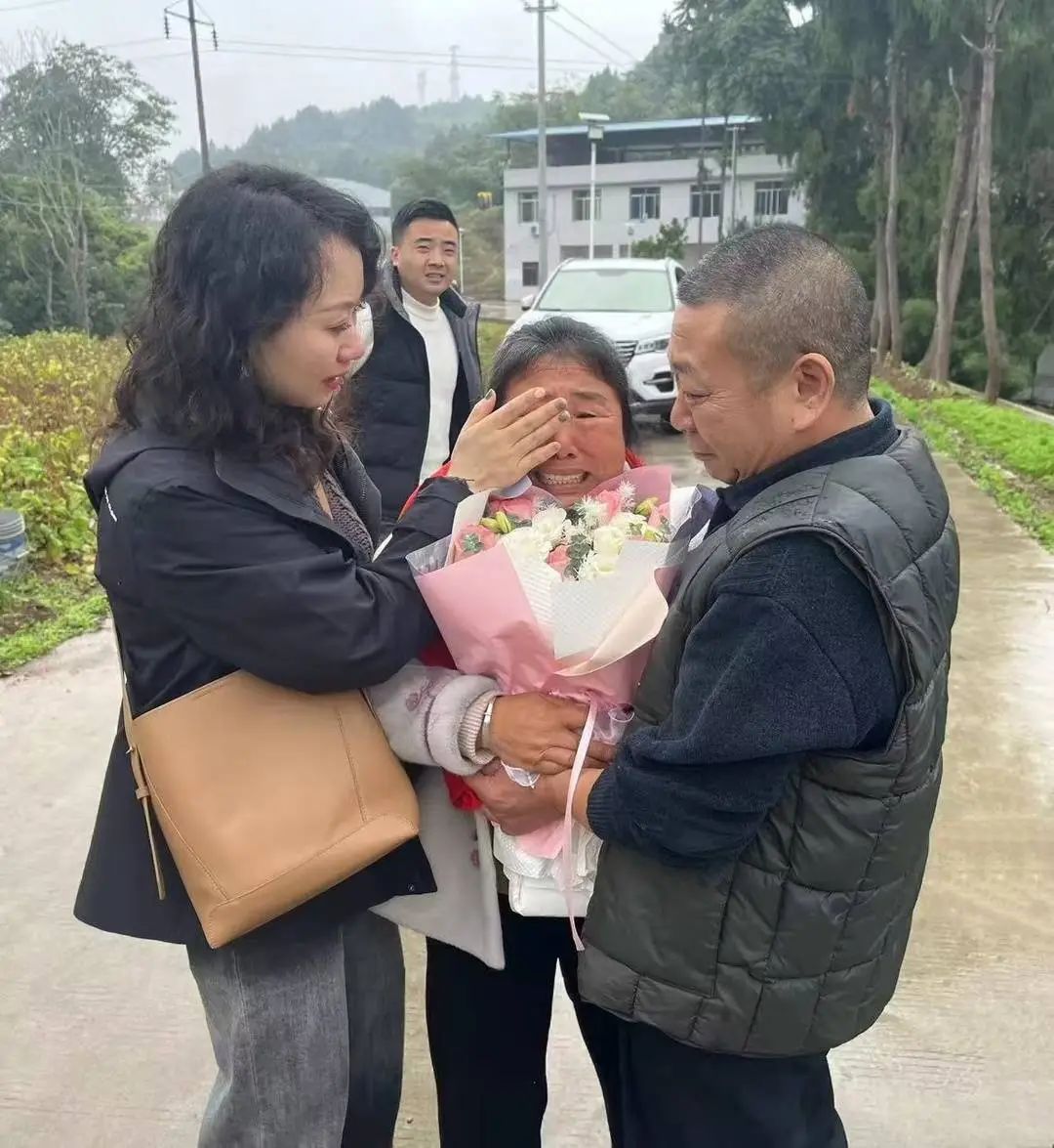8岁女孩和母亲被亲舅舅拐卖，寻亲44年后终回家