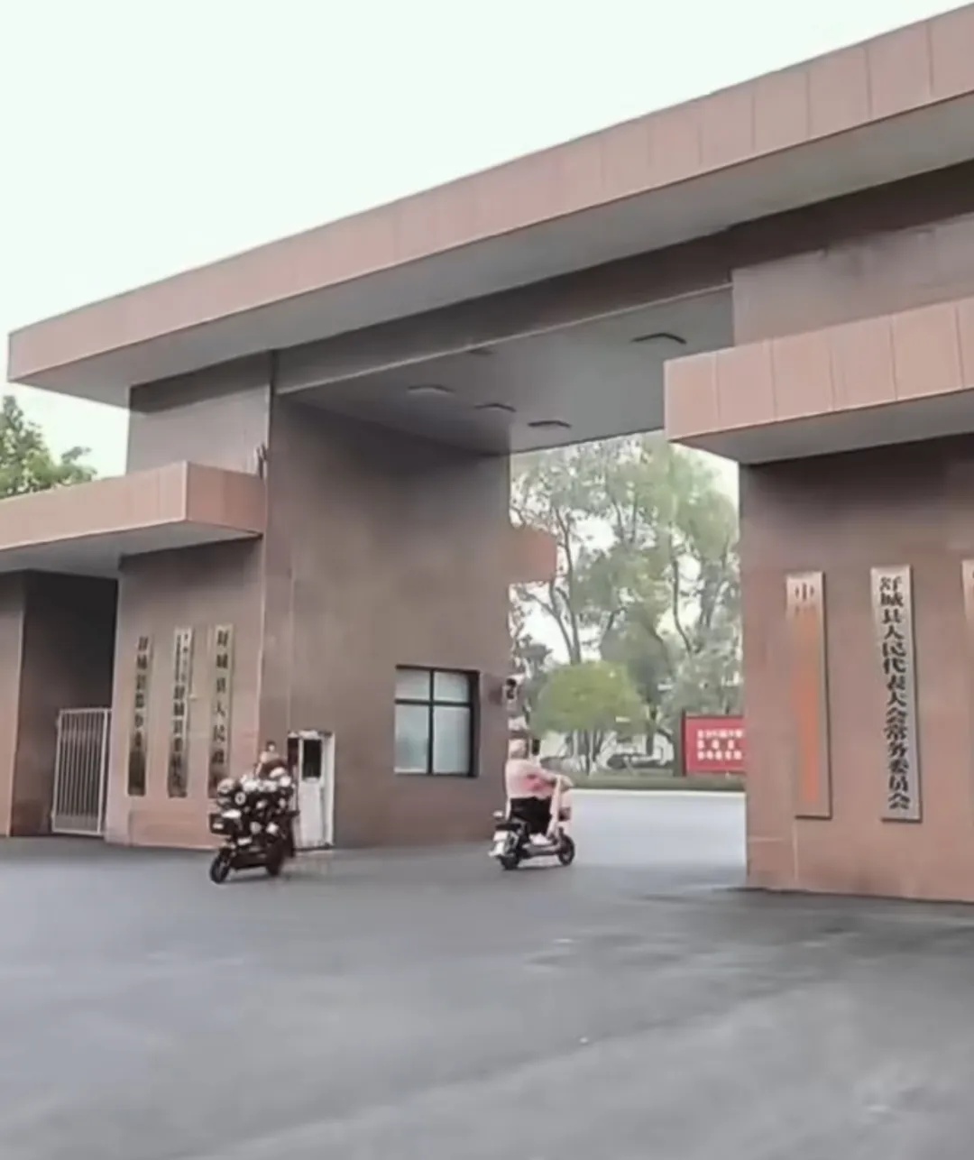 “无门卡随便进”,这个县政府大院,火了! “无门卡随便进”,这个县政府大院,火了!