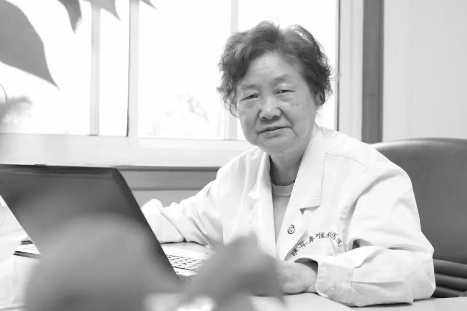 因病医治无效,她于清晨6时01分逝世…… 因病医治无效,她于清晨6时01分逝世……