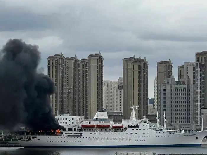 “东方公主”号游轮突发大火，众多影片曾在此拍摄，当地消防通报