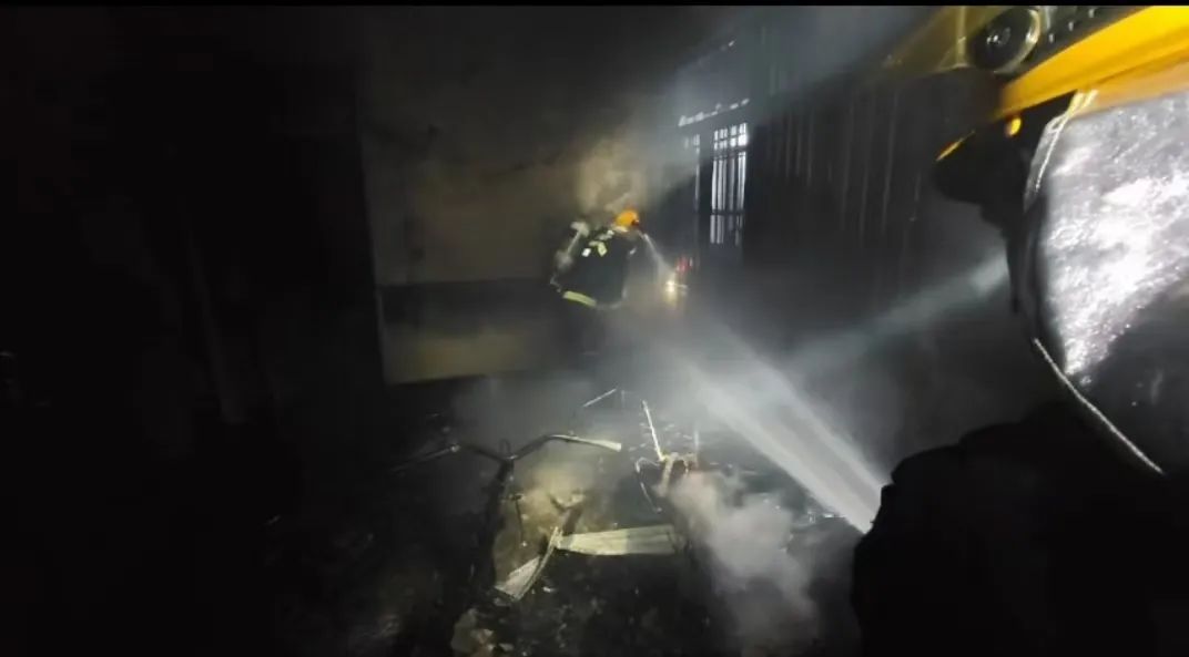 电动车室内充电起火！夫妻俩无法逃生……