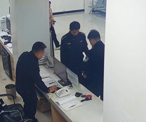 警官,请问我是网逃吗?民警:真是! 警官,请问我是网逃吗?民警:真是!