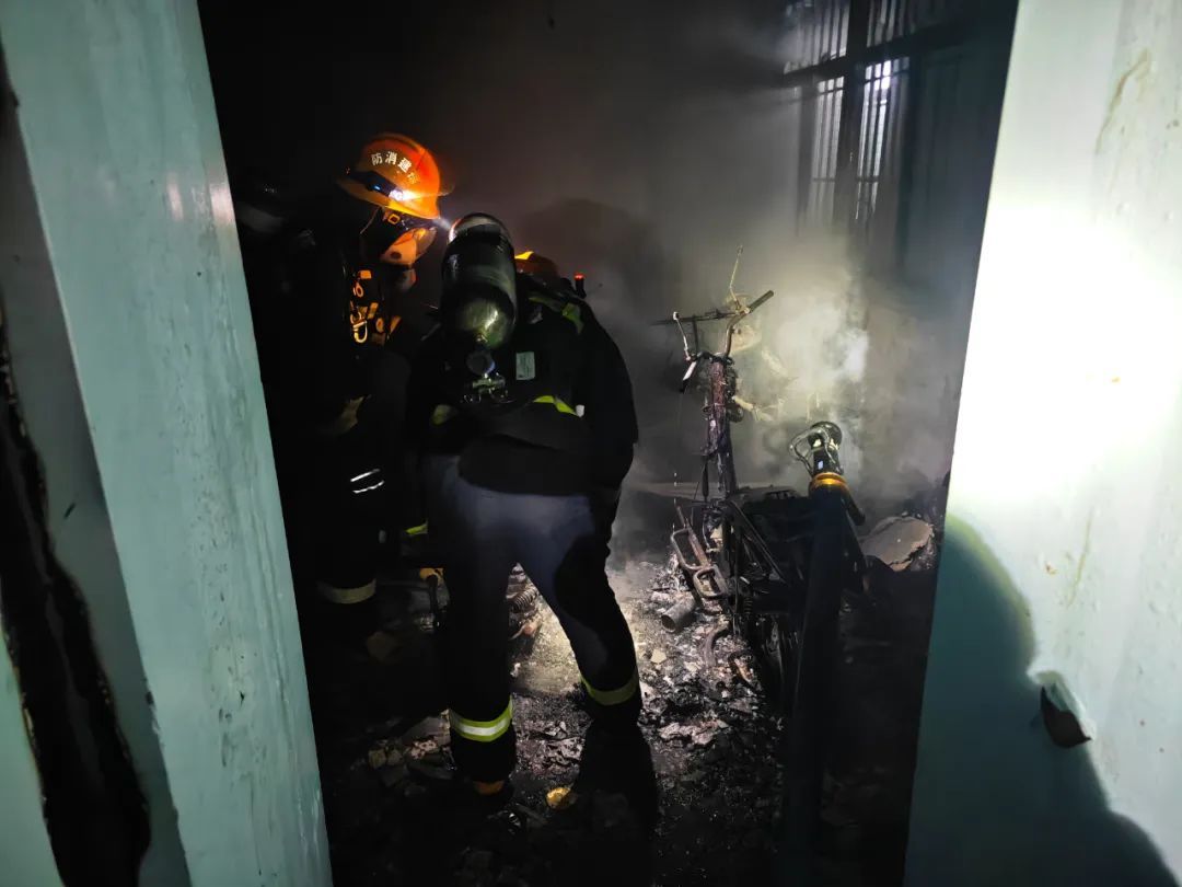 电动车室内充电起火！夫妻俩无法逃生……