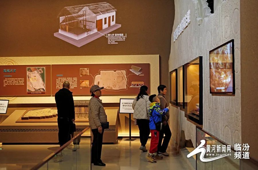 山西临汾:陶寺遗址博物馆游人如织 山西临汾:陶寺遗址博物馆游人如织