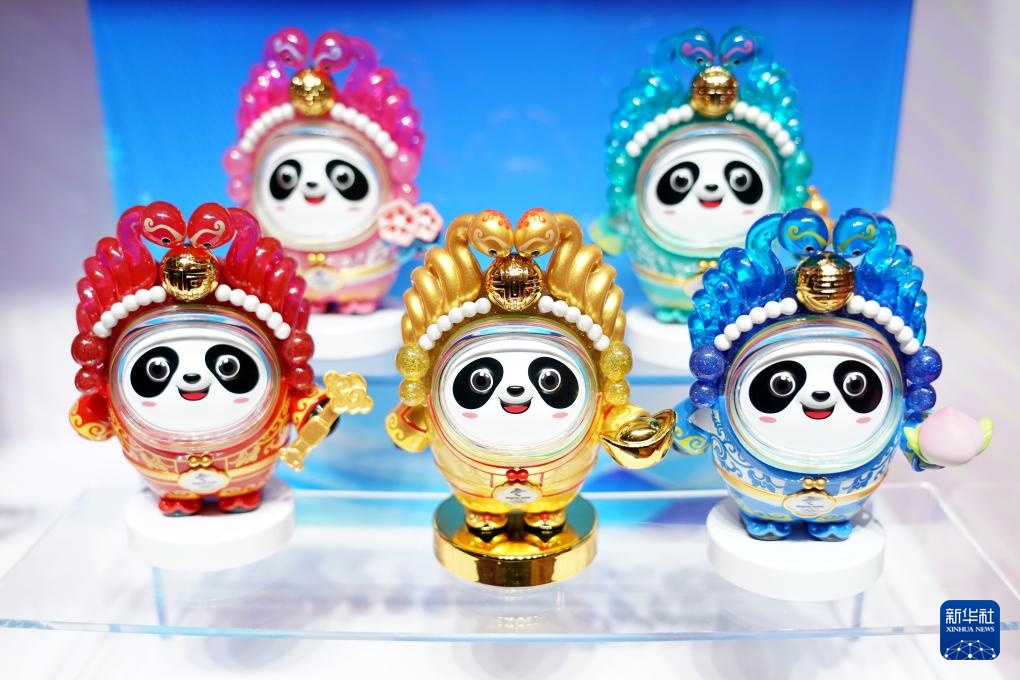 “冰墩墩”换装 “蛇墩墩”亮相