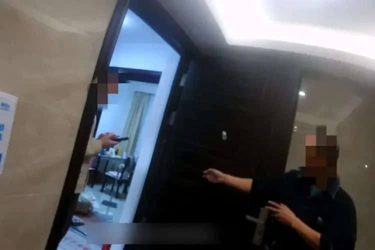 杭州男子报警:“我邻居家门开着,房间里有点乱……” 杭州男子报警:“我邻居家门开着,房间里有点乱……”