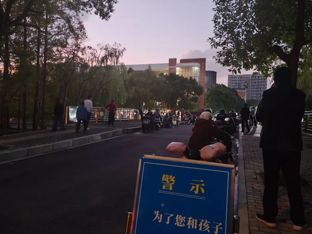 上海知名学校，周围乌漆墨黑！孩子重重相撞，险象环生，家长心惊肉跳