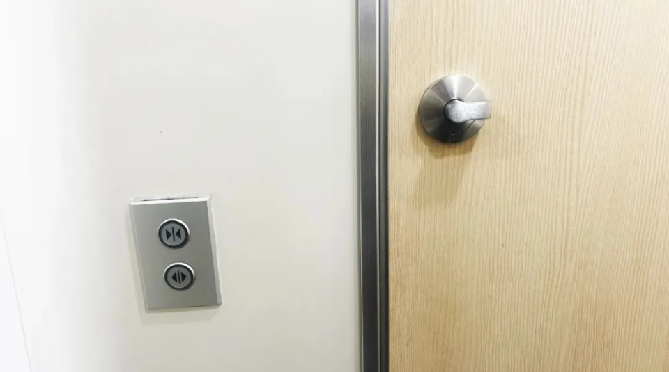 高铁卫生间门到底怎么锁? 高铁卫生间门到底怎么锁?