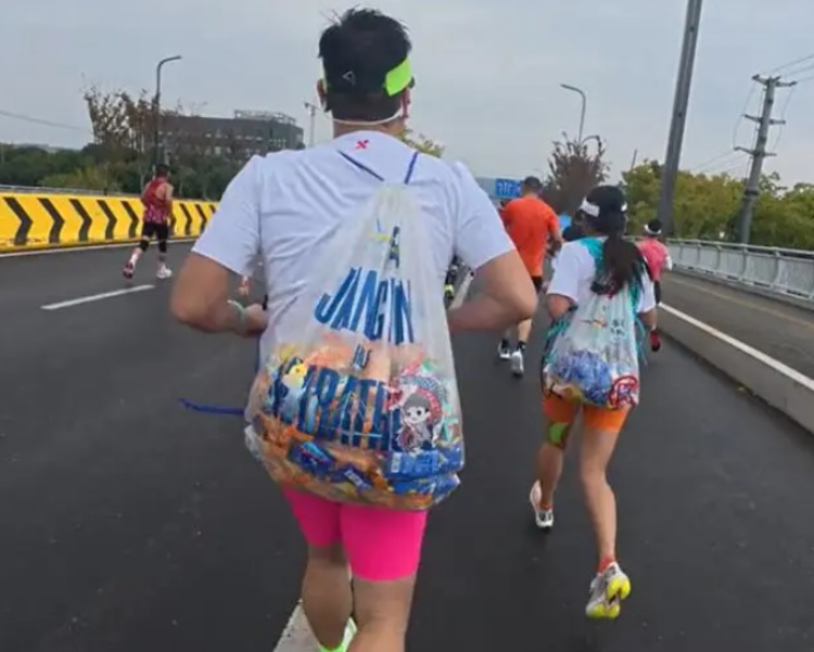 苏州马拉松这对男女选手被曝光，网友：太过分！