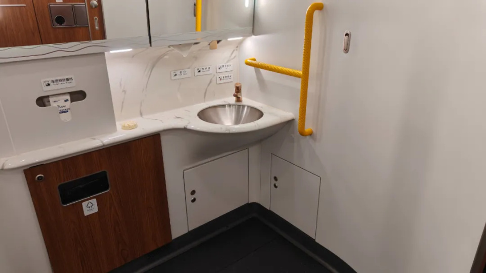 高铁卫生间门到底怎么锁? 高铁卫生间门到底怎么锁?